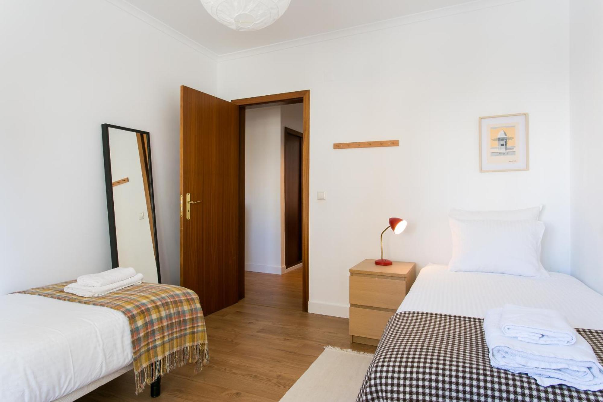 Apartamento central e confortável junto ao bairro da Graça Lisbona Esterno foto