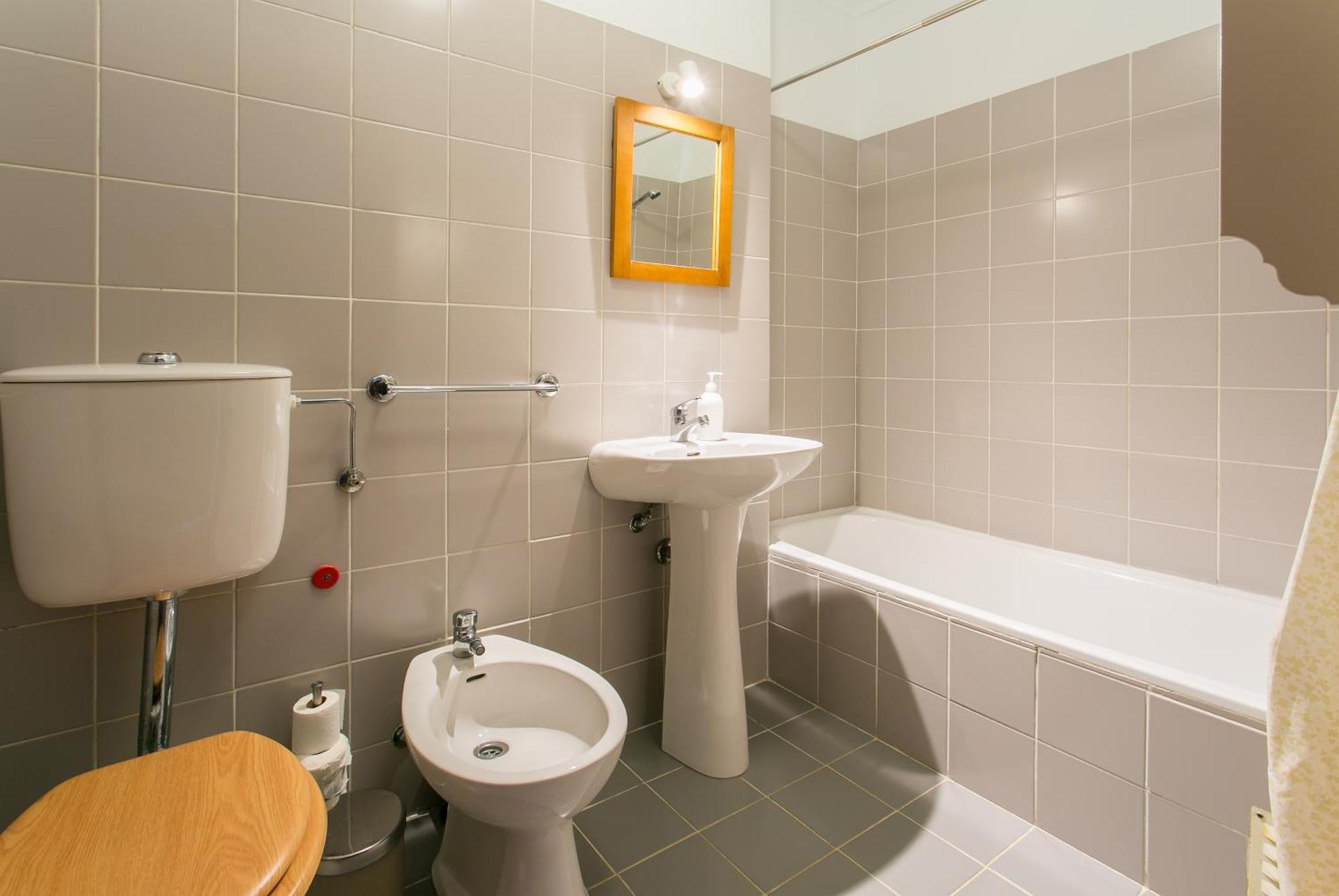 Apartamento central e confortável junto ao bairro da Graça Lisbona Esterno foto